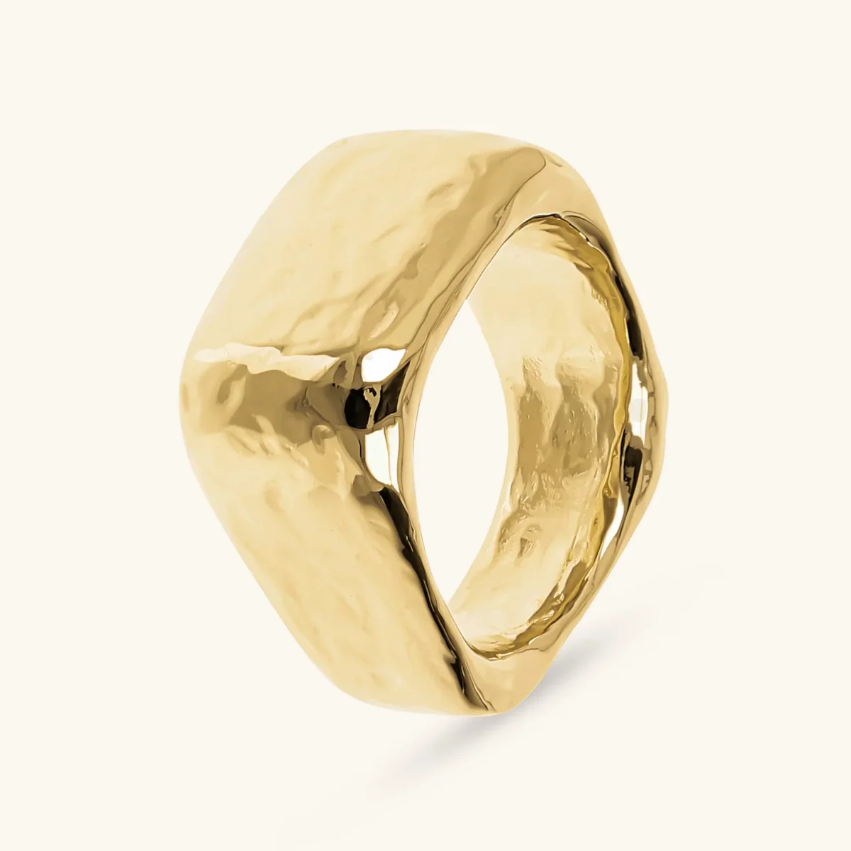 Anello a Fascia Martellato Forma Quadrata